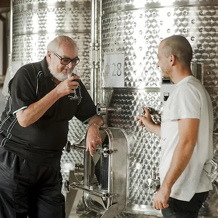 מלון Seven Generations Winery 4*